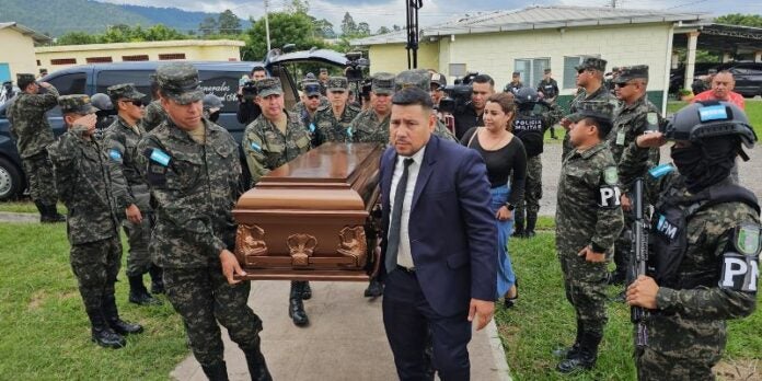 Militares y Rixi Moncada despiden con una misa al sargento Darwin Lobo