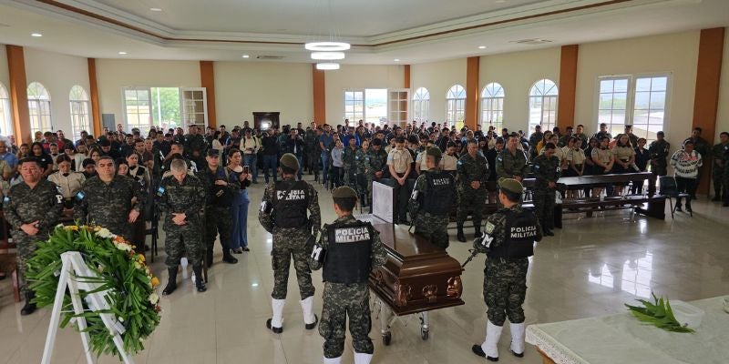 Militares y Rixi Moncada despiden con una misa al sargento Darwin Lobo