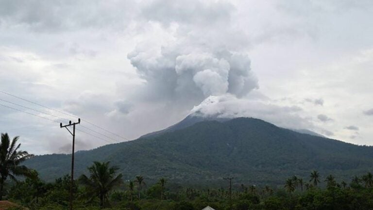 Erupción de volcán en el este de Indonesia deja 10 muertos