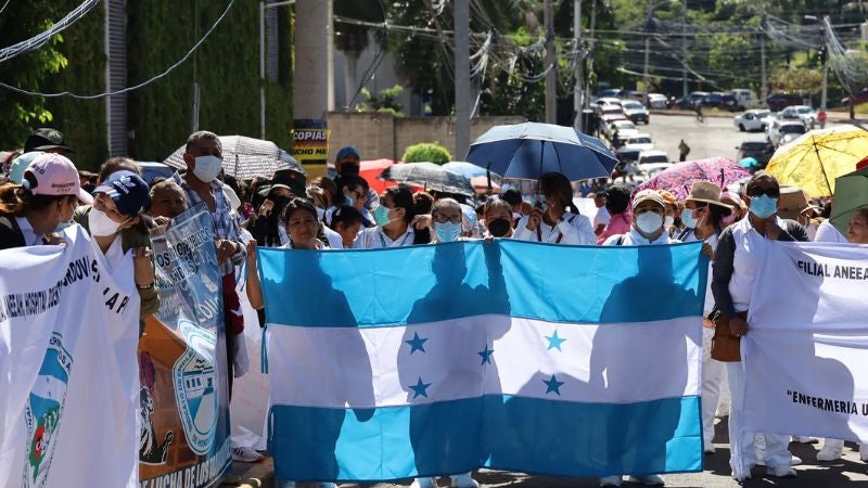 El gremio de enfermería auxiliar ha manifestado su descontento debido a varios incumplimientos del gobierno hondureño.