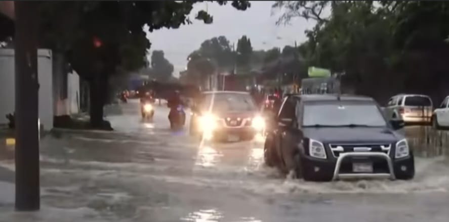 Inundación en la 27 calle de San Pedro Sula. 