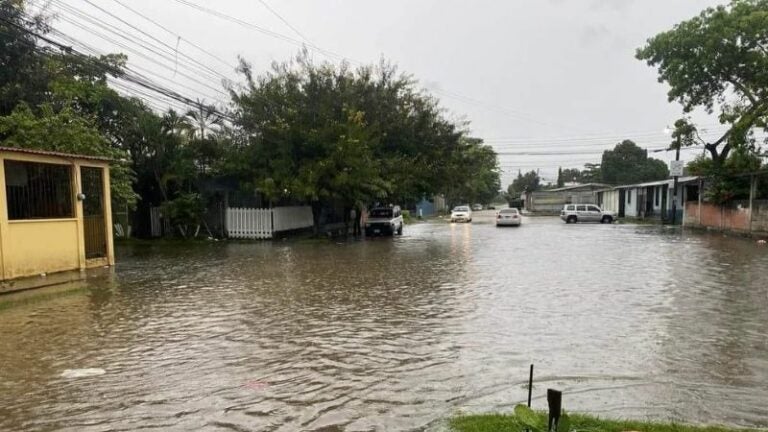 Frente frío golpea la zona norte con inundaciones y daños