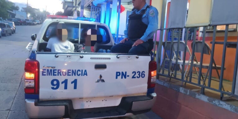 Hondureño persigue y detiene a dos ladrones tras sufrir asalto