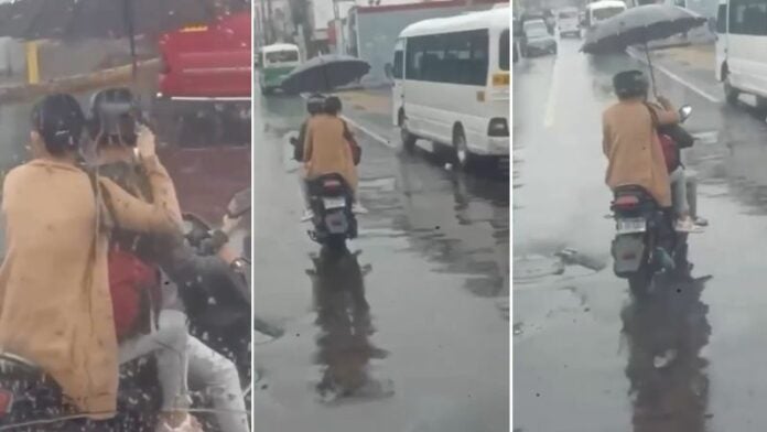 Mujer en moto con sombrilla