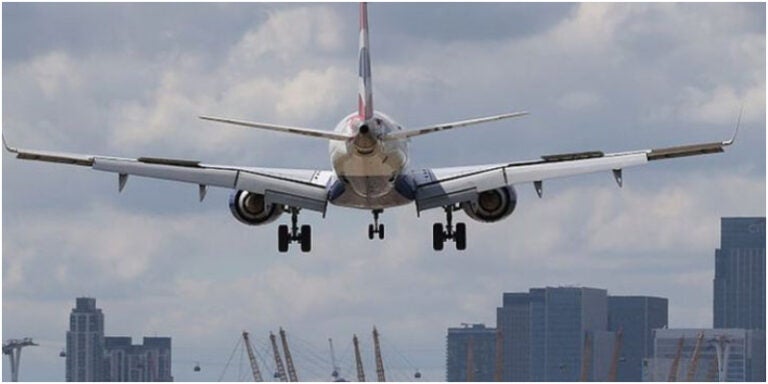 mujer avión