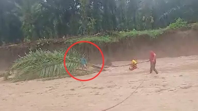 Video | Así fue el rescate de un niño atrapado en un río al norte del país