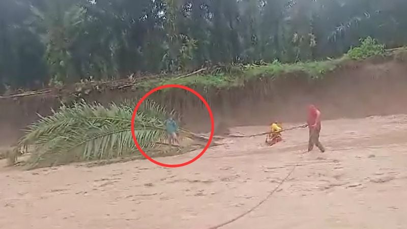 Así fue el rescate de un niño atrapado en un río