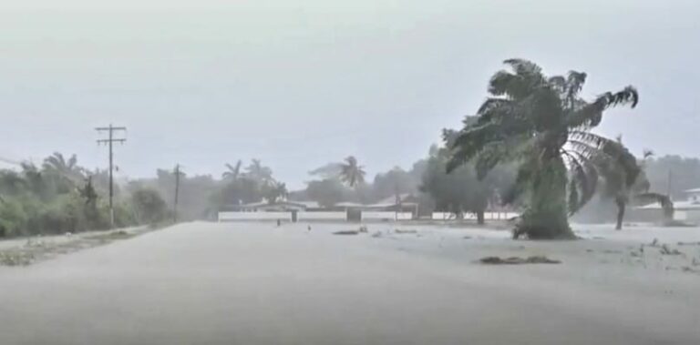 Tormenta Sara inunda Tela: cementerio colapsa y evacuaciones continúan