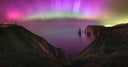 a-historic-night-northern-lights-at-etretat-julien-looten