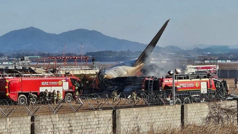 Al menos 47 personas mueren en un accidente aéreo en Corea del Sur