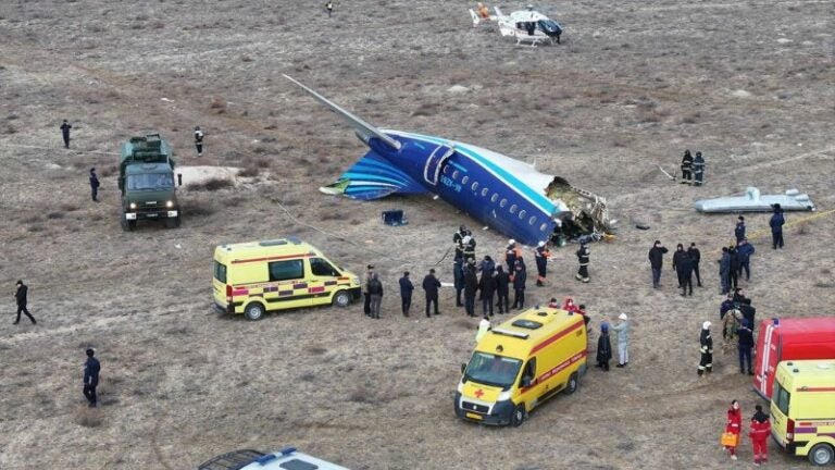 Azerbaijan Airlines apunta a "causas externas" tras el devastador accidente aéreo