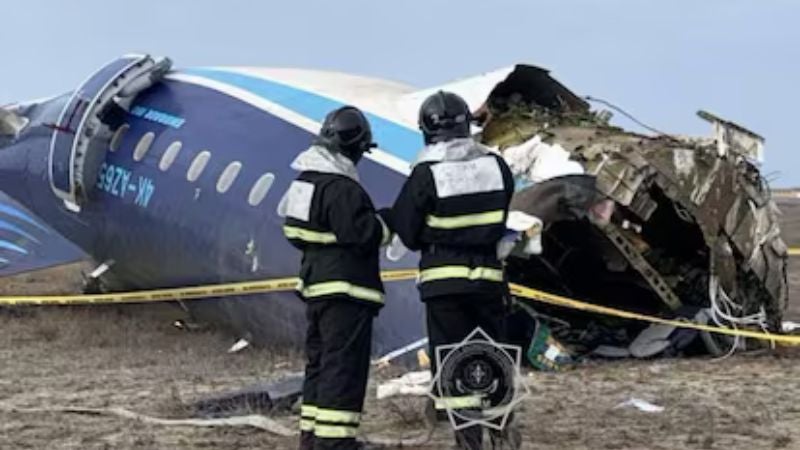 Azerbaijan Airlines apunta a "causas externas" tras el devastador accidente aéreo