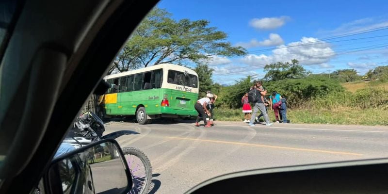 Accidente entre bus y rastra deja pasajeros heridos en Talanga