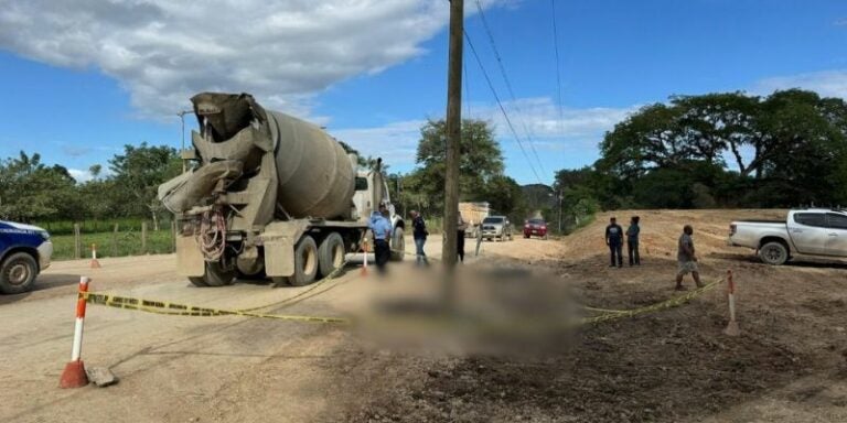 Por intentar rebasar un camión un motociclista pierde la vida en Olancho