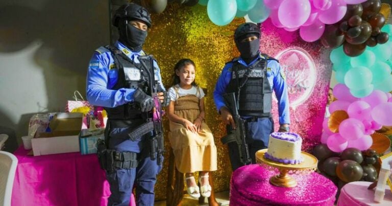 Agencia AP publica foto de la hija del fallecido ambientalista Juan López.