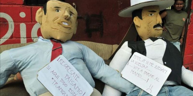 Capitalinos plasman en muñecos de año viejo a las figuras políticas