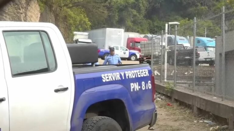 Mientras dormían en el plantel asesinan a dos conductores de rastra en TGU