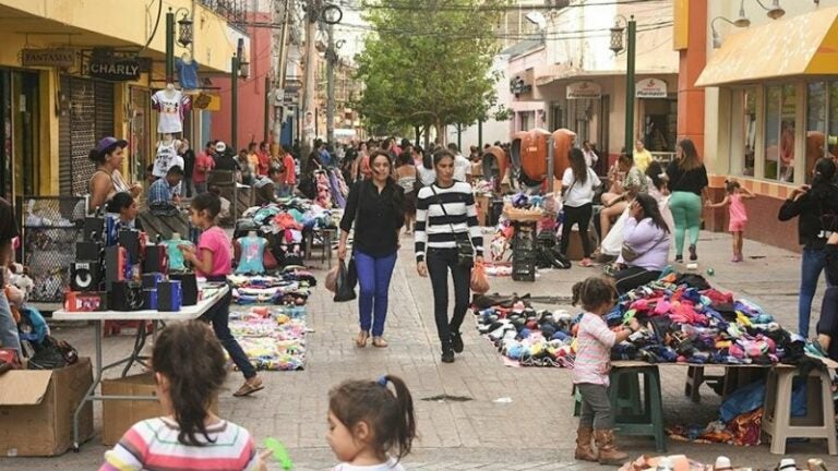 Comerciantes del centro de Tegucigalpa celebran alza en ventas