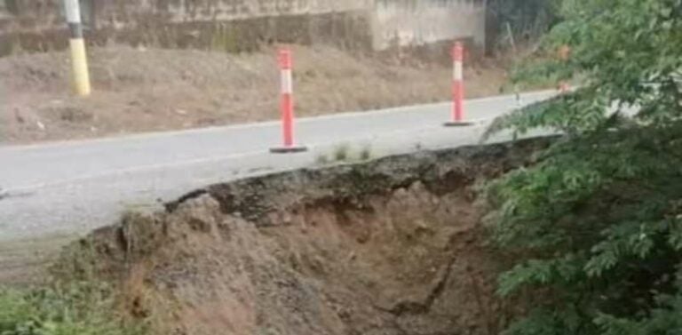 Fallas geológicas amenazan seguridad vial en carretera de Pito Solo a Santa Bárbara