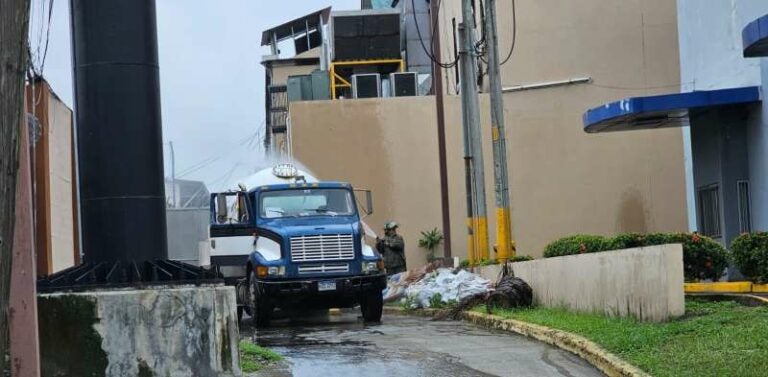 Bomberos controlan fuga de gas en camión cisterna en Los Castaños, SPS