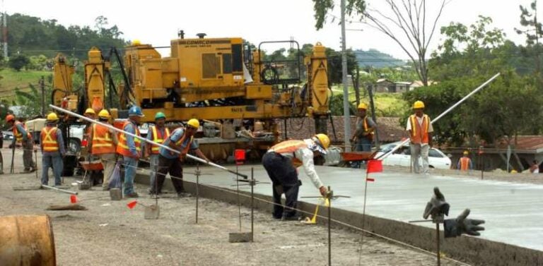 Constructoras denuncian al gobierno por incumplir pagos de obras públicas