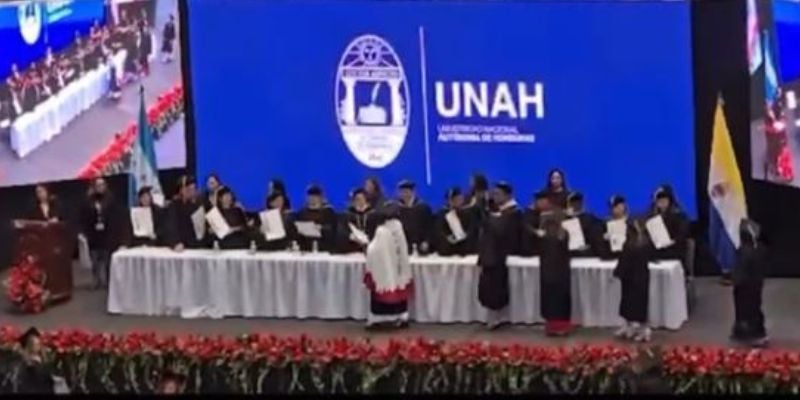 Graduada de la UNAH recibe su título con capa de Naruto