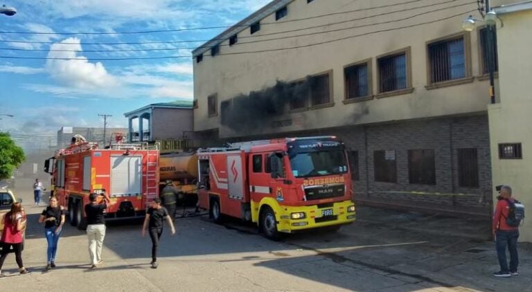 Devastador incendio consume distribuidora en barrio Concepción, SPS