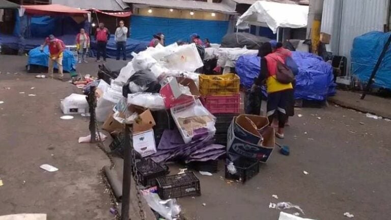 Cerros de basura invaden las calles capitalinas en pleno día de Navidad