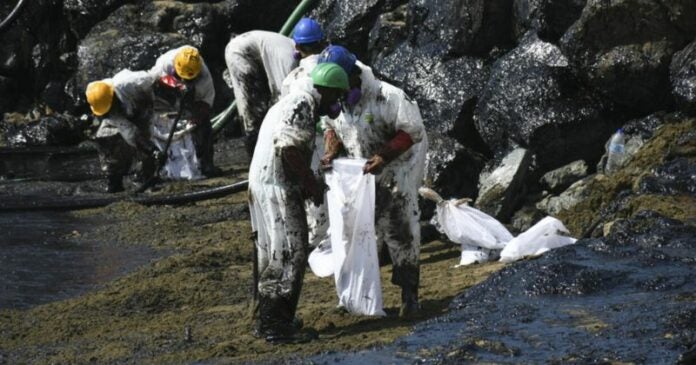 Colapso de plataforma petrolera deja un desaparecido y varios heridos