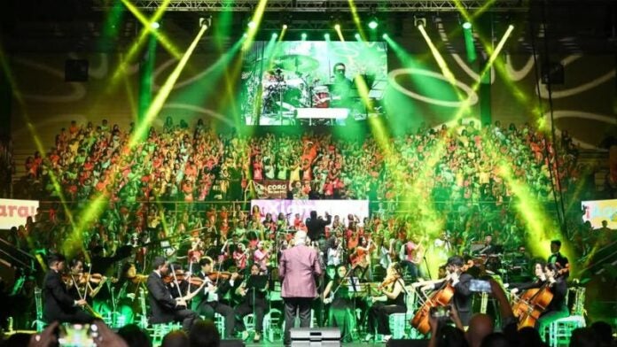 Coro de mil niños y jóvenes estremece Tegucigalpa en una noche de talento