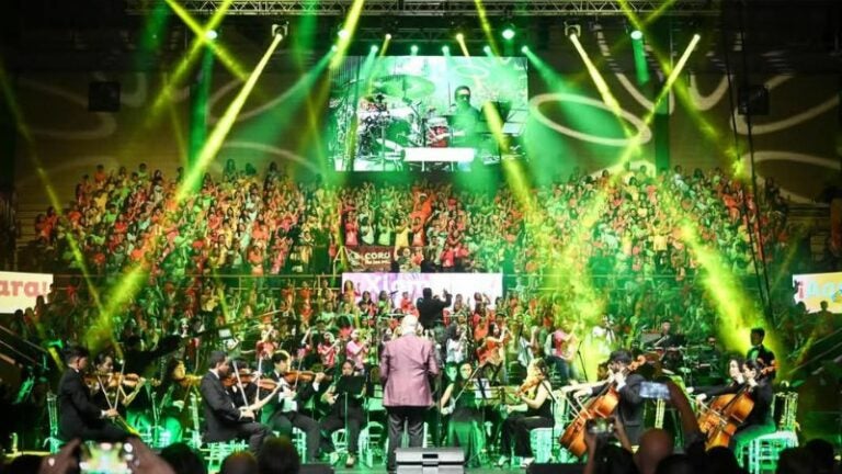 Coro de mil niños y jóvenes estremece Tegucigalpa en una noche de talento