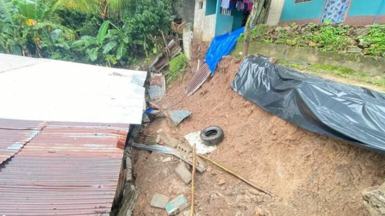 Evacúan familias por derrumbes en Santa Bárbara