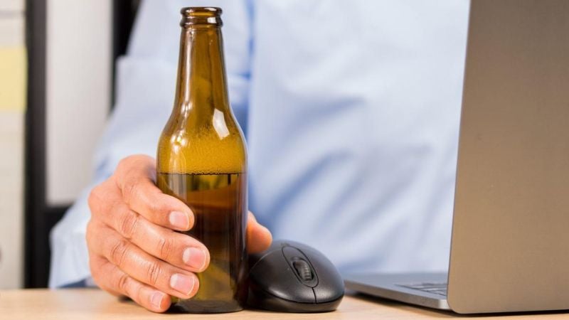 Despiden a hombre por beber en el trabajo, pero recibirá jugosa indemnización 