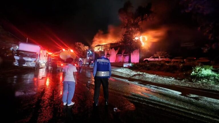 Incendio destruye negocio de llantas Danlí