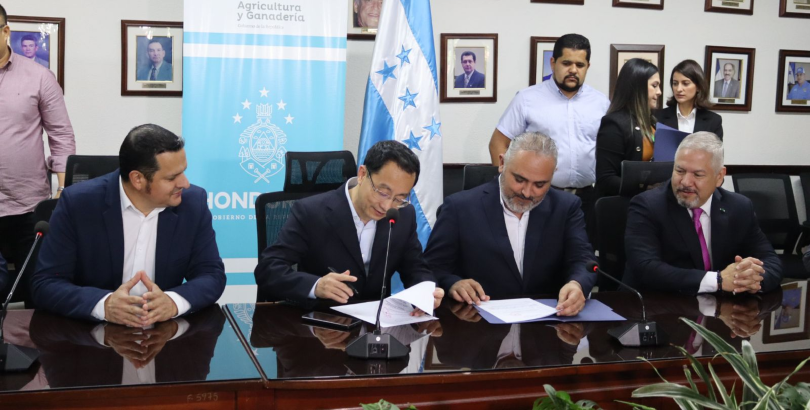 Las autoridades de ambos países firmando el convenio. 