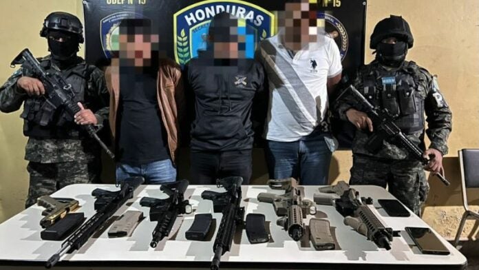 Hombres armas AR-15 Olancho