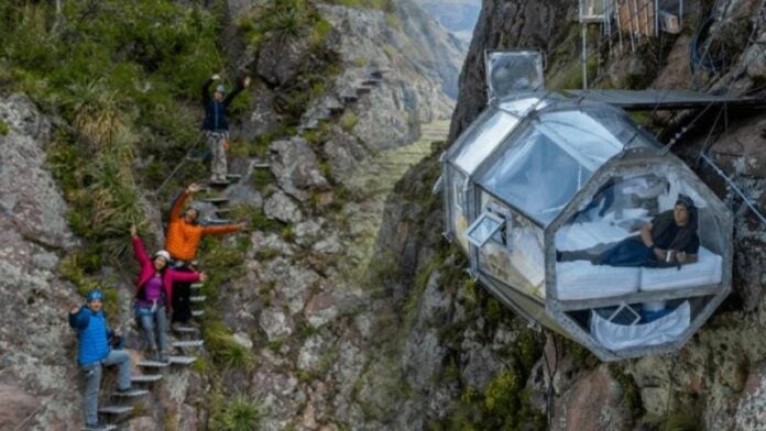 Así es el hotel para dormir “colgado” en medio de las montañas ¿Lo alquilarías?