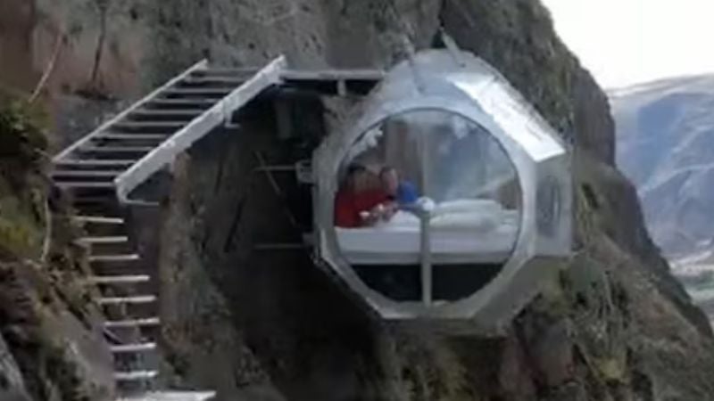 Así es el hotel para dormir “colgado” en medio de las montañas ¿Lo alquilarías?