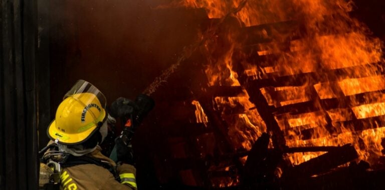 China: nueve muertos al incendiarse un almacén en construcción