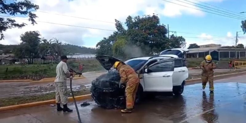 Vehículo se incendia en el bulevar de cuatro carriles en Talanga Francisco Morazán