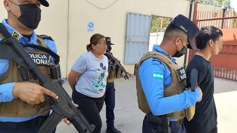 Madre e hijo capturados por extosión (1)