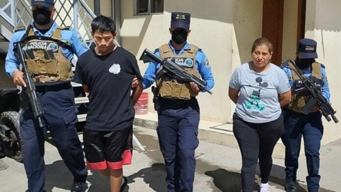 Madre e hijo capturados por extosión