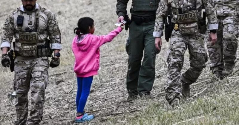 Policía de USA encuentra a menor hondureña y varios niños en frontera