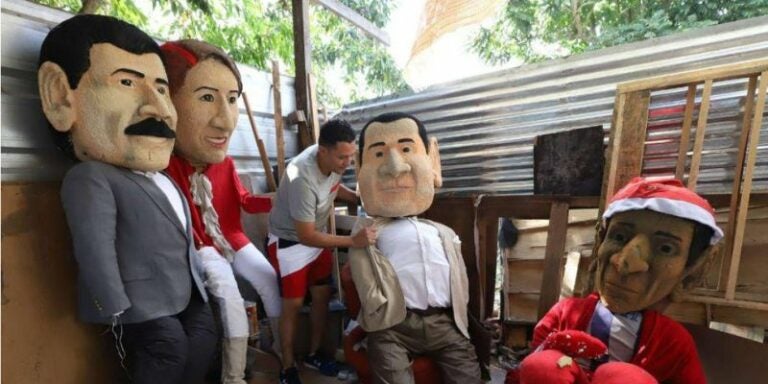 Capitalinos plasman en muñecos de año viejo a las figuras políticas