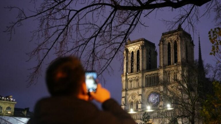 Notre Dame abre puertas mundo