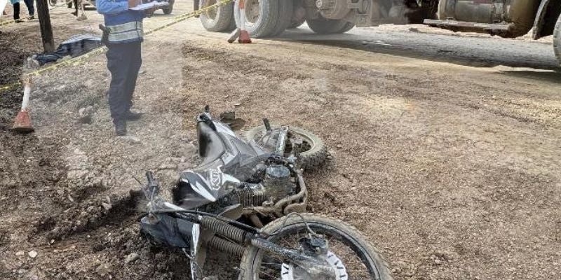 Por intentar rebasar un camión un motociclista pierde la vida en Olancho