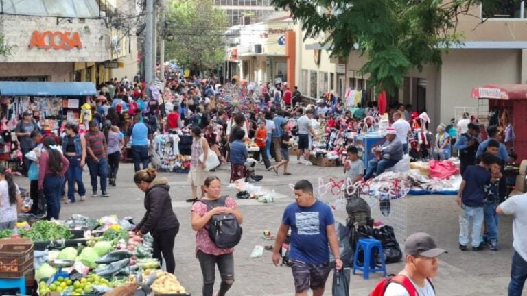 Abarrotado se encuentra el Paseo Liquidámbar previo a Nochebuena