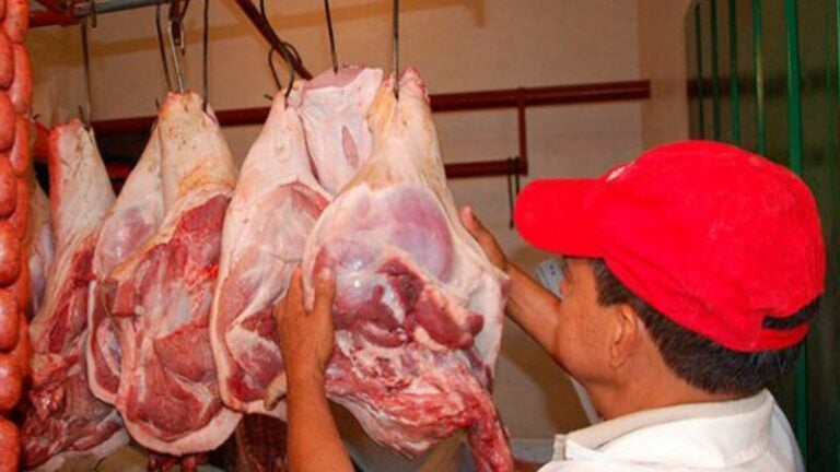 Precio de la pierna de cerdo y otras carnes de temporada en mercado de Sps