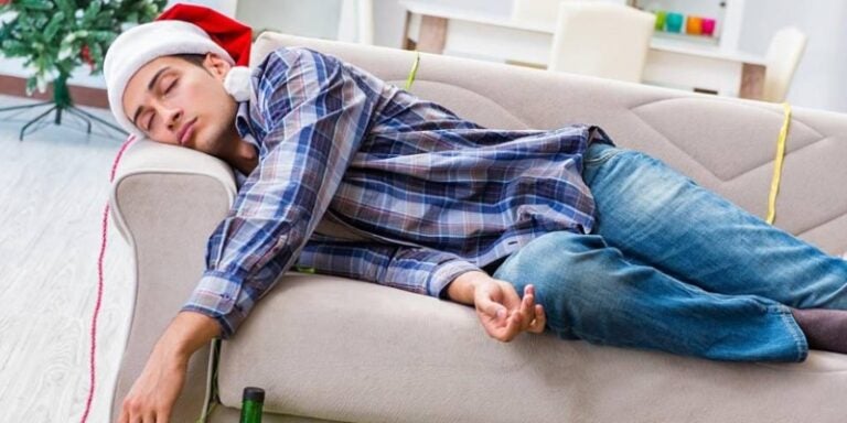 Consejos para superar la resaca después de las fiestas navideñas