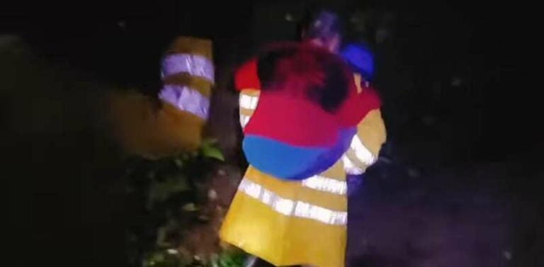 Familia se salva de morir soterrada por deslizamiento en Roatán